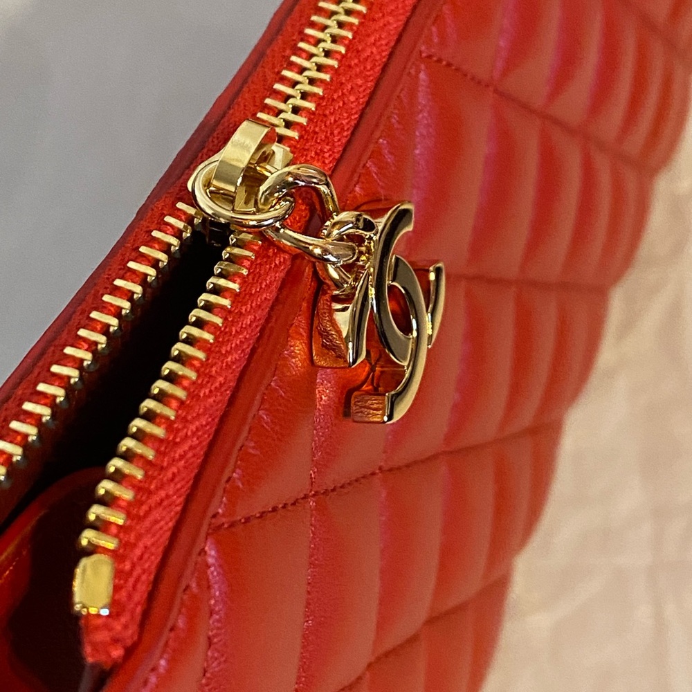 Authentic Chanel Red Quilted clutch 2025